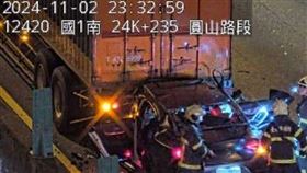 國道1號追撞，年約40歲男駕駛當場無呼吸心跳。（圖／翻攝自即時影像監視器）