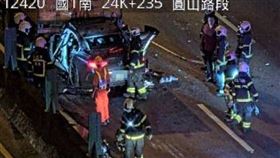 國道1號追撞，年約40歲男駕駛當場無呼吸心跳。（圖／翻攝自即時影像監視器）