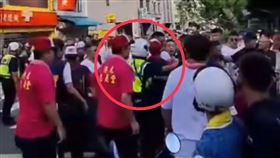 在旁戒備的員警見狀，第一時間上前化解雙方的衝突。（圖／翻攝自黑色豪門企業）