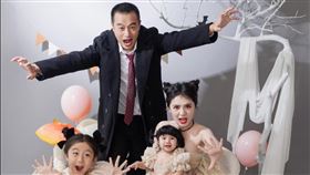 林佑星一家五口拍攝全家福。（圖／翻攝自林佑星臉書）