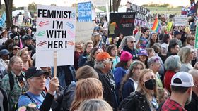 大遊行成賀錦麗造勢年度女性大遊行2日在華府及全美其他地點舉行，成千上萬女性參與。中央社記者鍾佑貞華盛頓攝 113年11月3日