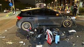 騎士直行卻慘遭左轉車撞飛，場面一片狼藉。（圖／警方提供）