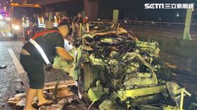 國道賓士車禍，車輛全毀。（圖／翻攝畫面）
