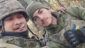 一名44歲台灣志願兵吳忠達（左）不幸被俄軍的手榴彈擊中陣亡。（圖／翻攝自中華民國海軍陸戰隊備役士官長全國協會臉書）