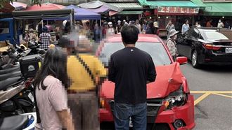 出事了阿伯！排隊停車卻撞爛水果攤下場慘