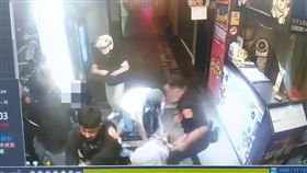 英勇的警方迅速趕抵，將鬧事16人全數帶回偵訊。（圖／警方提供）