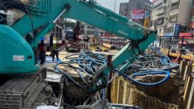 捷運工人在施工過程時不慎誤挖電纜線。（圖／翻攝畫面）