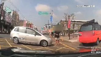 停車插隊！男肉身擋車　駕駛竟催油門撞人