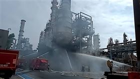 中油桃園煉油廠失火，消防急射水降溫。（圖／翻攝畫面）