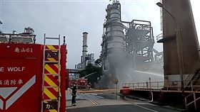 中油桃園煉油廠失火，消防急射水降溫。（圖／翻攝畫面）