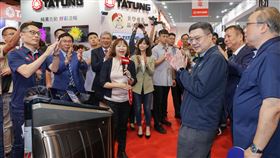 卓榮泰參觀台北電器空調影音大展（2）2024台北電器空調影音大展1日至4日在台北世貿1館舉行，行政院長卓榮泰（前右2）3日到場參觀，聆聽品牌商介紹最新節能產品。中央社記者裴禛攝  113年11月3日