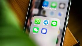 LINE官方在10月30日貼出公告，表示11月5日結束支援未滿12.18.0版本的智慧手機版LINE應用程式。（示意圖／Unsplash）