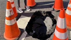 桃園春日路、大興西路口，出現直徑約1.5公尺、深約1公尺坑洞。（圖／翻攝黃瓊慧臉書）