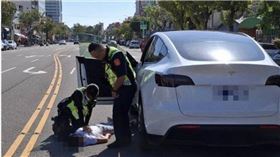 50歲婦人駕特斯拉昏迷路中，熱心警員即刻CPR救回一命。（圖／翻攝畫面）