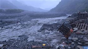 高雄桃源3里成孤島370人滯留  市府備妥物資颱風康芮侵襲，高雄荖濃溪水暴漲及玉穗溪土石流，南橫公路明霸克露橋鋼便橋及河床便道遭沖毀，讓桃源區3里再成孤島，370人滯留。高雄市政府原住民事務委員會1日表示，市長陳其邁已特別指示需備妥20天以上物資，以防搶通路段時間太長。（高雄市原民會提供）中央社記者洪學廣傳真  113年11月1日