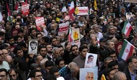 伊朗民眾今天聚在首都德黑蘭曾為美國大使館的建築外示威，記念伊朗人質危機45週年，並高呼反美國及以色列口號。（圖／美聯社／達志影像）