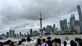 出遊人潮湧入  上海外灘擠得水洩不通中國十一連假，各地出現出遊人潮，上海外灘觀景台出現大量遊客，擠得水洩不通。中央社記者吳柏緯上海攝  113年10月1日