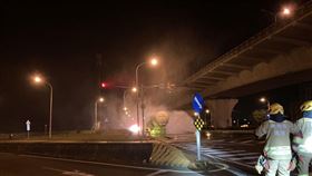 台61新豐休息站「氧氣槽車輪胎起火」。（圖／翻攝畫面）