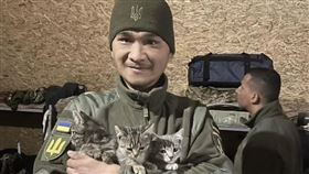 台籍傭兵吳忠達很有愛心，收養9隻貓。（圖／取自牧師黃春生臉書）