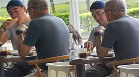 本刊讀者在東區捕獲野生吳大維，和友人相約正在享用美食。