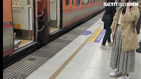 台鐵102車次自強號1名女性乘客於桃園-板橋區間第八節車廂昏倒。（圖/讀者提供）