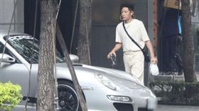 敖犬又回頭拿了1杯咖啡外加1袋食物。（圖／CTWANT）