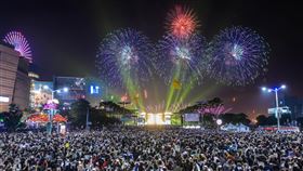 高雄跨年晚會湧入約34萬人次2024高雄跨年晚會12月31日晚間起在高雄時代大道舉行，吸引約34萬人次到場共襄盛舉，儘管一度發生小插曲，仍不影響大家迎接嶄新一年的好心情。（高雄市政府提供）中央社記者蔡孟妤傳真  113年1月1日