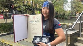 台灣的海泳好手許汶而今年7月完泳渡英吉利海峽的挑戰，成為第一位完成泳渡英吉利海峽的台灣人，並獲得英吉利海峽游泳協會頒發的獎狀與紀念獎盃。中央社記者簡玉晴倫敦攝 113年11月4日
