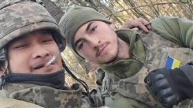 一名44歲台灣志願兵吳忠達（左）不幸被俄軍的手榴彈擊中陣亡。（圖／翻攝自中華民國海軍陸戰隊備役士官長全國協會臉書）