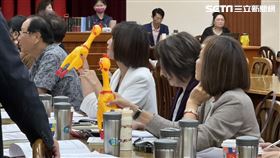 立法院財政委員會，藍綠吵架，綠委按尖叫雞。(圖/陳怡潔攝影)
