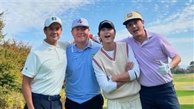 （左起）方正梧、任成宰、宋仲基與許準烘的合照被韓網挖出。（圖／翻攝自Theqoo）