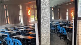期中考一半失火了！銘傳大學「冷氣機狂燒」驚悚畫面曝　學生嚇壞狂逃。（圖／翻攝自Threads）