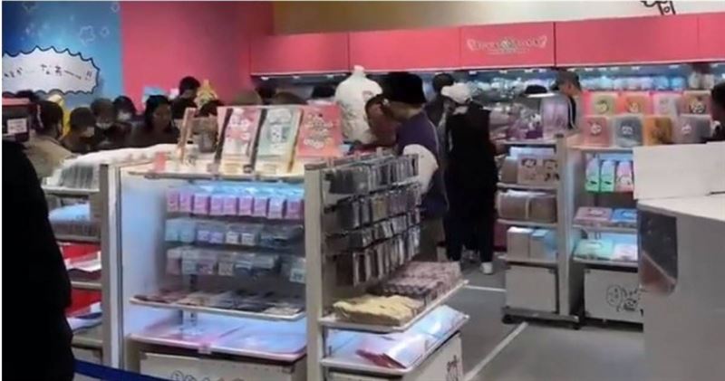 黃牛「殺進吉伊卡哇專賣店」驚動日警到場