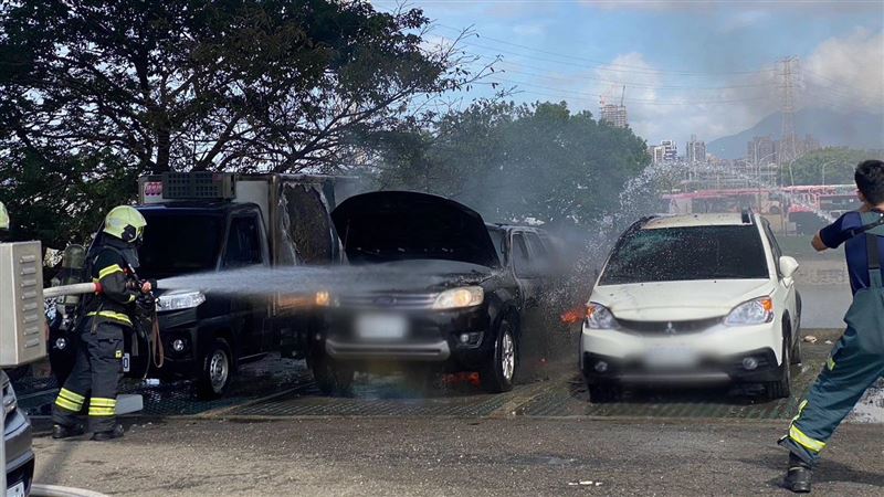 新／北市河堤停車場1車爆炸起火　3車燒毀