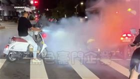 新北市新莊區新泰路與中環路口，昨晚10時許有民眾目擊囂張8+9未戴安全帽騎機車燒胎、競速，影片被PO網後引起關注。警方指出，已掌握涉案2輛機車，現正循線追查違規騎士，除開罰外，如有違法部分也將依法裁處。