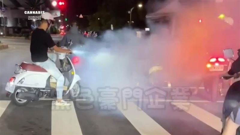「市區猴」沒掛車牌燒胎競速　囂張畫面曝