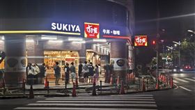 すき家（SUKIYA）高雄九如店門口深夜仍有大批民眾排隊。（圖／翻攝自「路上觀察學院」臉書）