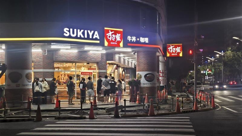 高雄1連鎖店凌晨還在排　一票北部人不解