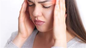 頭痛竟是胃在作怪！腸胃不適引發的頭痛你中招了嗎？（圖／姊妹淘）