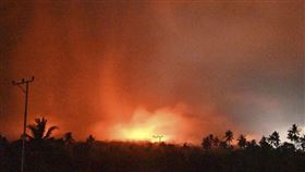 印尼東部火山「深夜大噴發」，熔岩燒房居民緊急撤離，至少9人死亡。（圖／美聯社／達志影像）