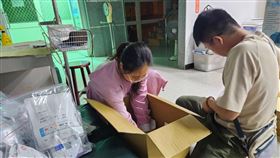 秀巒衛生室護理師為族人準備藥品裝箱，以便投入空投物資行列。（圖／馬偕醫院提供）