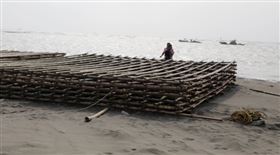 上週康芮颱風來襲，台南養蚵業損失慘重，估計外海蚵棚高達八成受損