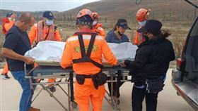 澎湖西嶼鄉今天（4日）發生一起落海意外，一名丁姓男子（70歲）獨自開船出海釣魚，丁男在作業時，疑似因風勢太強不慎落海，有漁民發現丁男船隻上空無一人報案求助，搜救人員最終在牛心灣岸際發現丁男遺體。