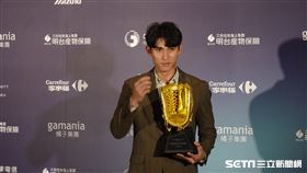 ▲2024中職頒獎典禮，台鋼雄鷹陳文杰獲得外野金手套。（圖／記者張沛嘉攝影）