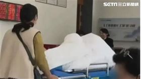 堅持本人需到場  中國家屬把病床推到銀行（圖／翻攝自網易手機網）