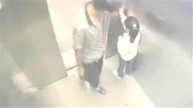 女童搭電梯遭同社區的鄰居抓住摀嘴強抱。（圖／翻攝自微博）