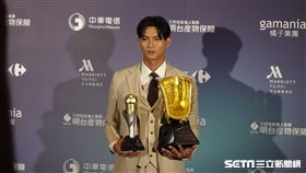 ▲2024中職頒獎典禮，中信兄弟岳政華生涯首度拿下外野金手套。（圖／記者張沛嘉攝影）