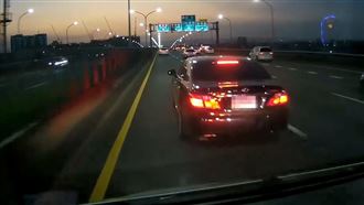 就是要擋救護車！駕駛狂踩25次煞車畫面曝
