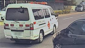  救護車鳴笛，禮讓先行，竟轉進加油站「加油」，駕駛傻眼(圖／翻攝畫面)