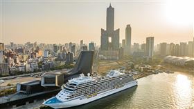 高雄港旅運中心迎國際郵輪高雄港旅運中心26日迎來總載客量3780人的義大利籍歌詩達莎倫娜號郵輪停靠。根據海洋局統計，2023年郵輪到訪高雄的航次已達66次，創下歷史最高紀錄，預計到港超過30萬人次。（高雄市觀光局提供）中央社記者林巧璉傳真  112年9月27日